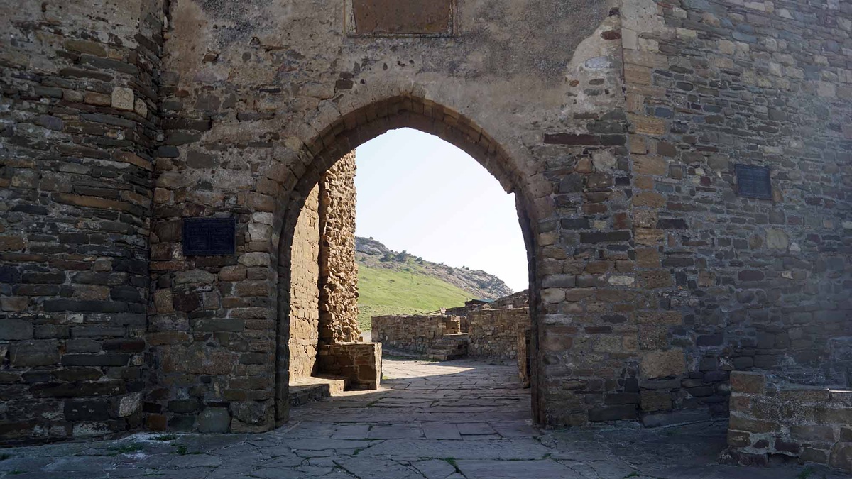 Раньше у крепости было трое ворот. До наших дней сохранились только одни — главные. Листайте галерею, чтобы увидеть ещё фото
