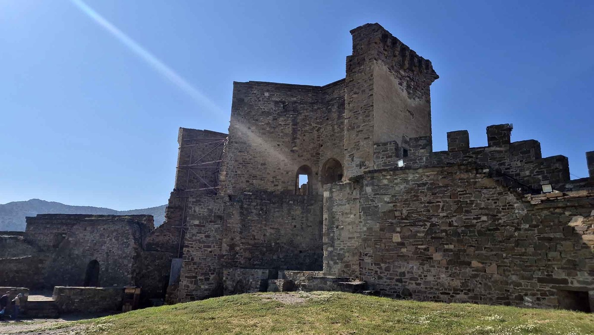 В разные эпохи этой территорией владели разные народы: хазары, византийцы, генуэзцы, половцы, золотордынцы, турки и русские