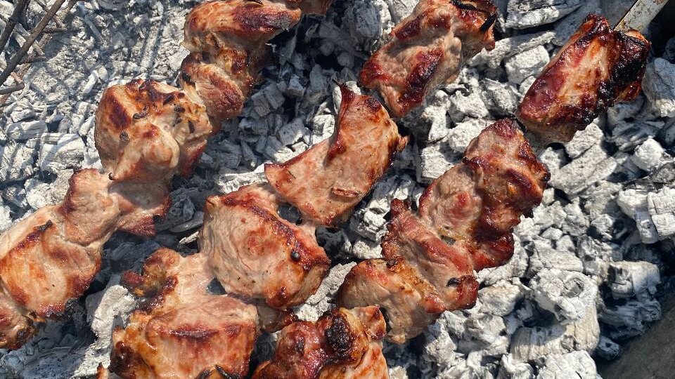 Даём самый простой и быстрый рецепт шашлыка и рассказываем в чём его секрет