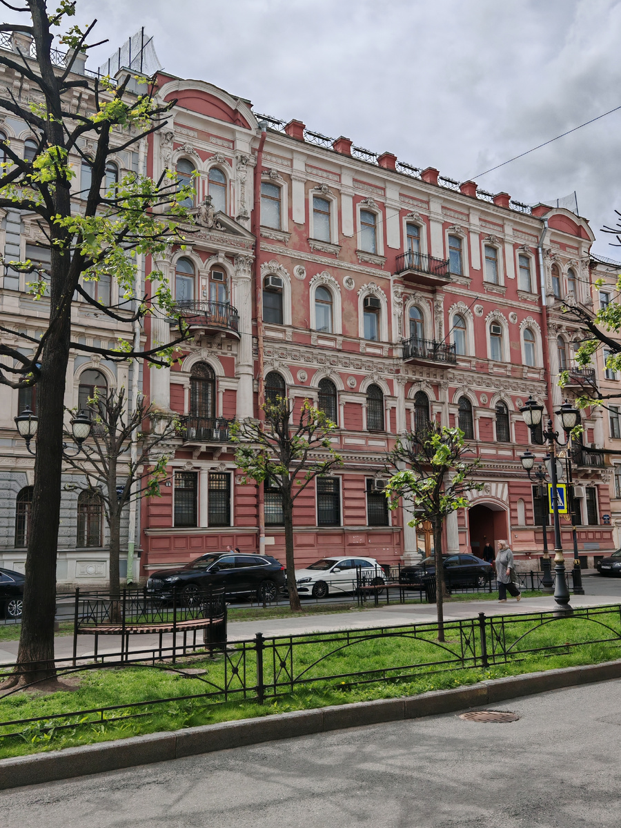 На Фурштатской ул. недалеко от род дома #2. 