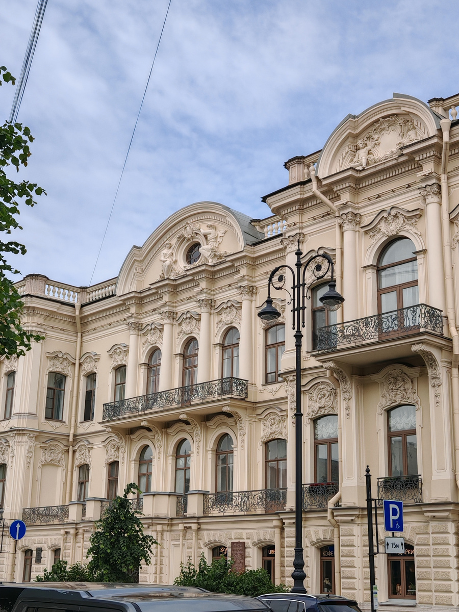 Дом Бутурлиной на ул. Чайковского. Изначально, до реставрации, дом был бирюзового цвета