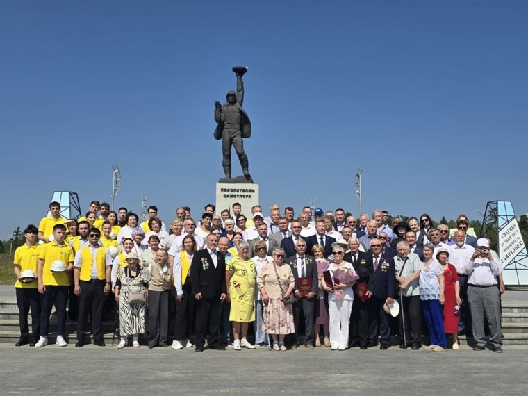 Церемонию провели у монумента «Покорителям Самотлора»
Фото: Светлана Овчинникова