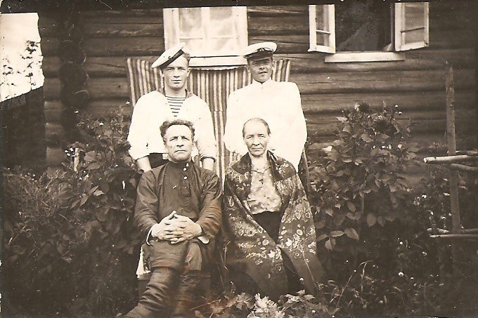 На фотографии семья Афоничевых из Чалексы. Фото из архива Людмилы Савиной. Источник: группа «Белозерская старина»