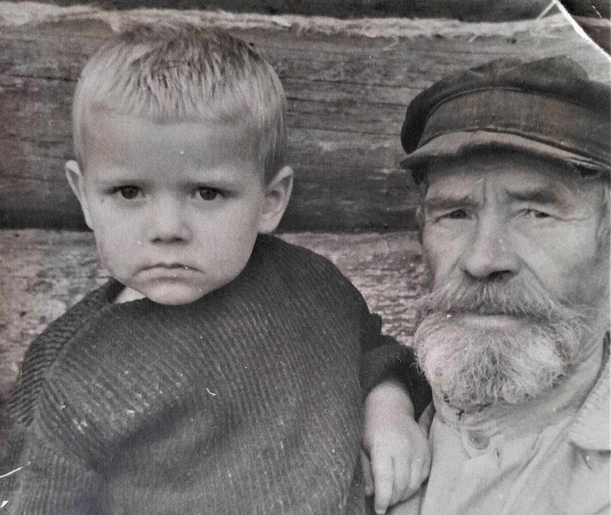 Старое фото жителя затопленой деревни Чалекса Доронина Ивана Захаровича с внуком Грошниковым Сашей. Источник: группа «Белозерская старина»