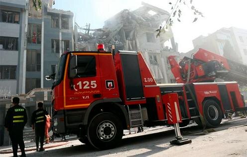 Спасатели у здания в Иране, поврежденного в результате израильской атаки. Фото Majid Asgaripour/WANA/Reuters