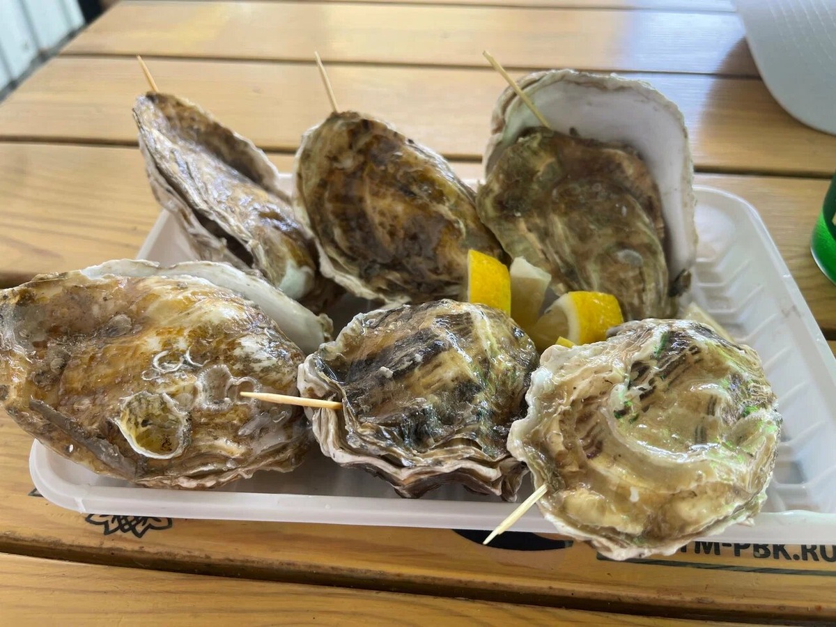 В кафе вам предложат устриц «нулевой»свежести: их вылавливают утром, хранят в морской воде и достают из садка буквально на ваших глазах. Фото: Stanislav / Яндекс Карты