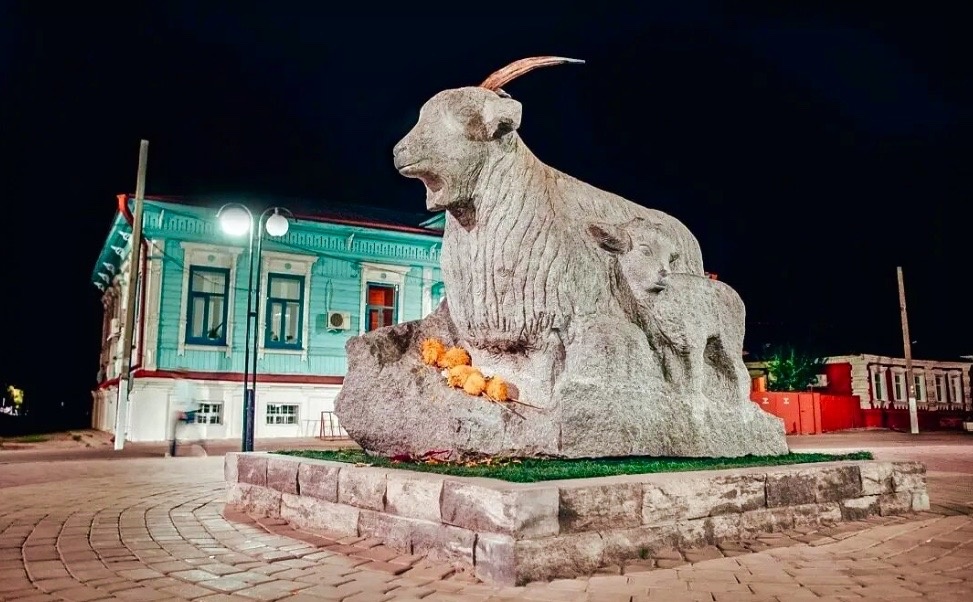 Урюпинский памятник Козе-кормилице.