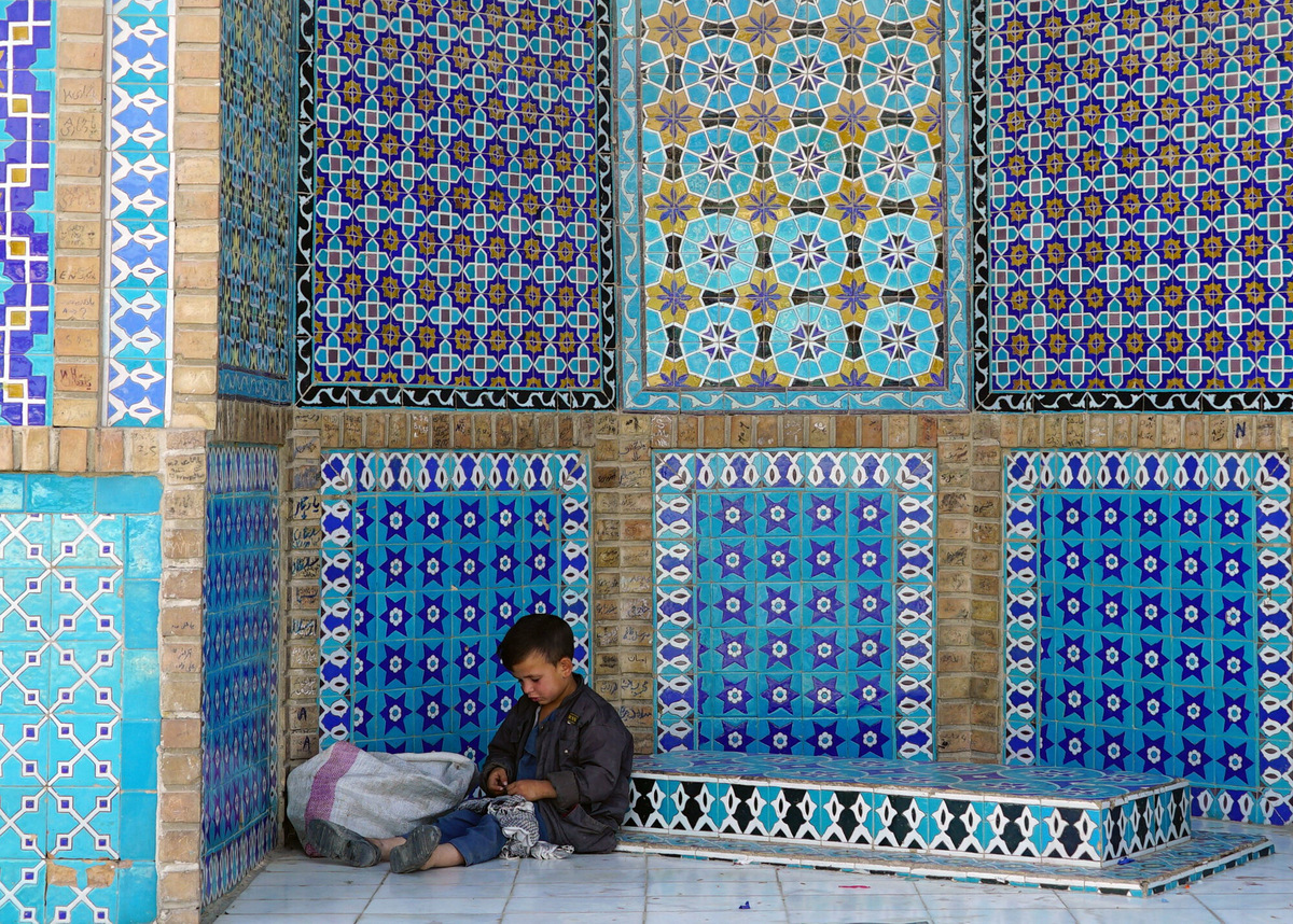 Голубая мечеть XVI века в Мазари-Шарифе — одна из визиток Афганистана. Женщин на территорию то пускают, то нет, но можно попробовать договориться