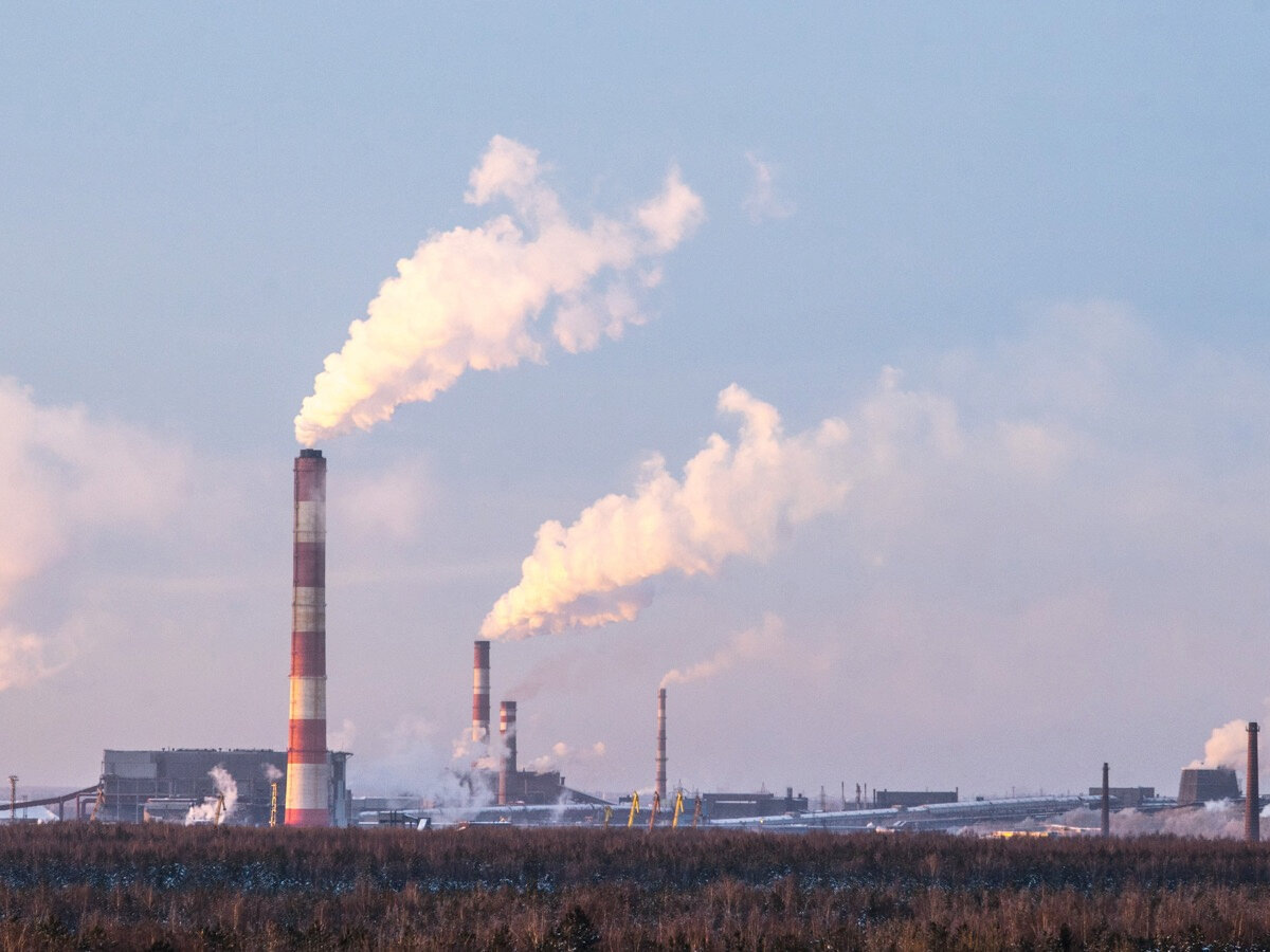 На подъезде к городу вы сразу заметите столбы дыма, которые уходят высоко в небо. Местные уже привыкли к постоянной городской дымке и не придают этому особого значения. Источник: Ant Rozetsky / Unsplash