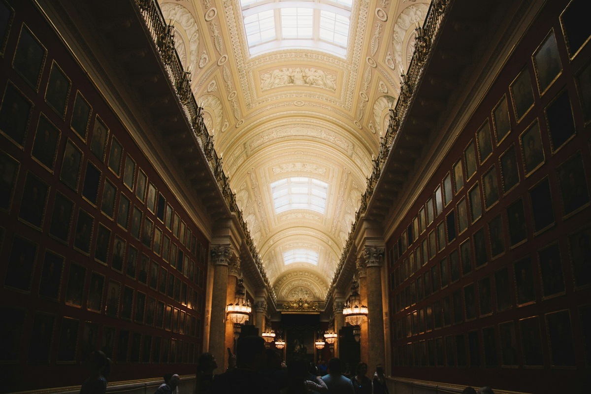После экскурсии можно остаться в музее и погулять по залам. Фото: iam_os / Unsplash