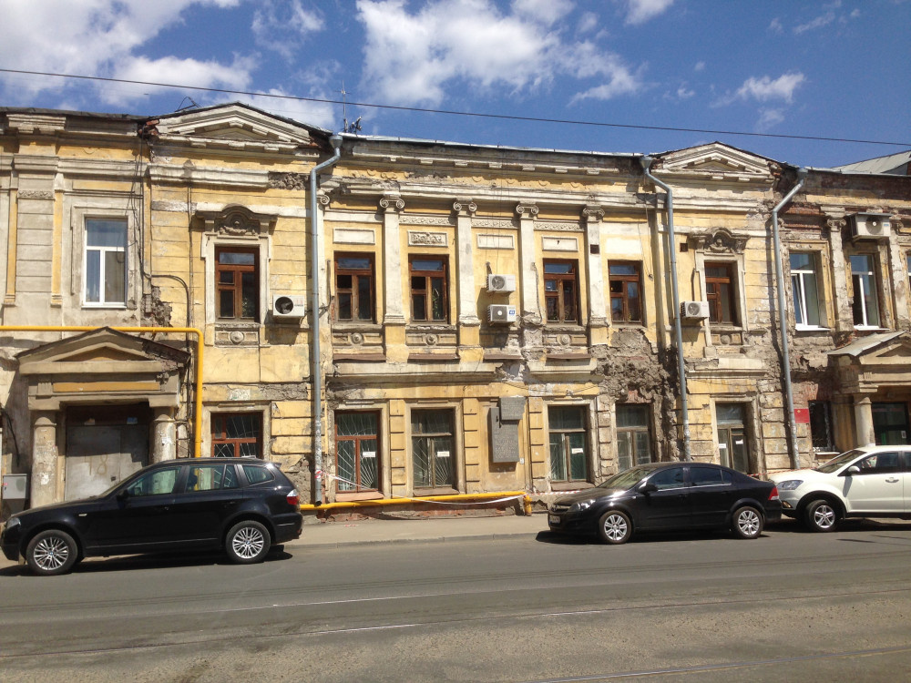 Здание бывшего Клуба коммунистов на бывшей Заводской (до ноября здесь размещались и анархисты-коммунисты), бывший ресторан "Аквариум"