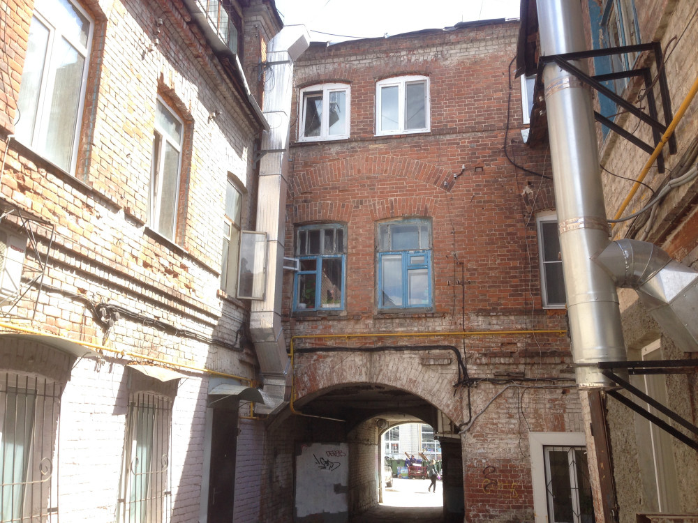 Из этой подворотни в мае 1918 выходили бойцы Северного летучего отряда