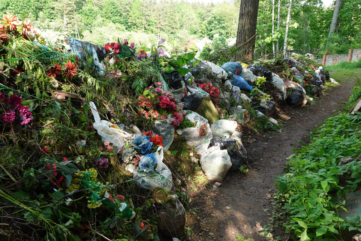Мусор остался после уборки могил к празднику Троицы.  Фото: Фото: ФедералПресс / Татьяна Буторина