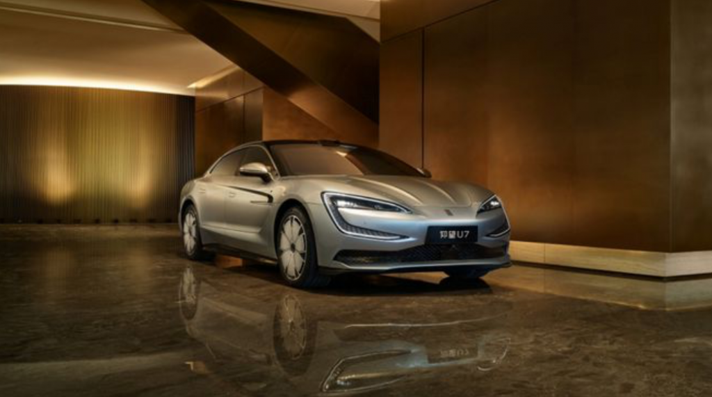 Это новый люксовый седан BYD Yangwang U7. Электромобиль с впечатляющими характеристиками и технологиями.
