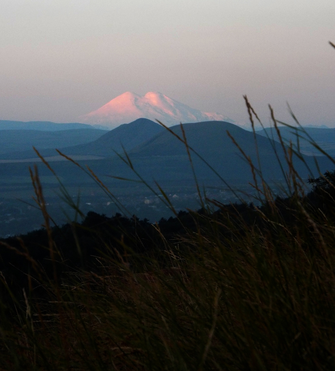 Рассвет удобно встречать на горе Горячей и на Михайловском отроге, и на вершине Машука, если не лень подниматься пешком ночью (фото автора)