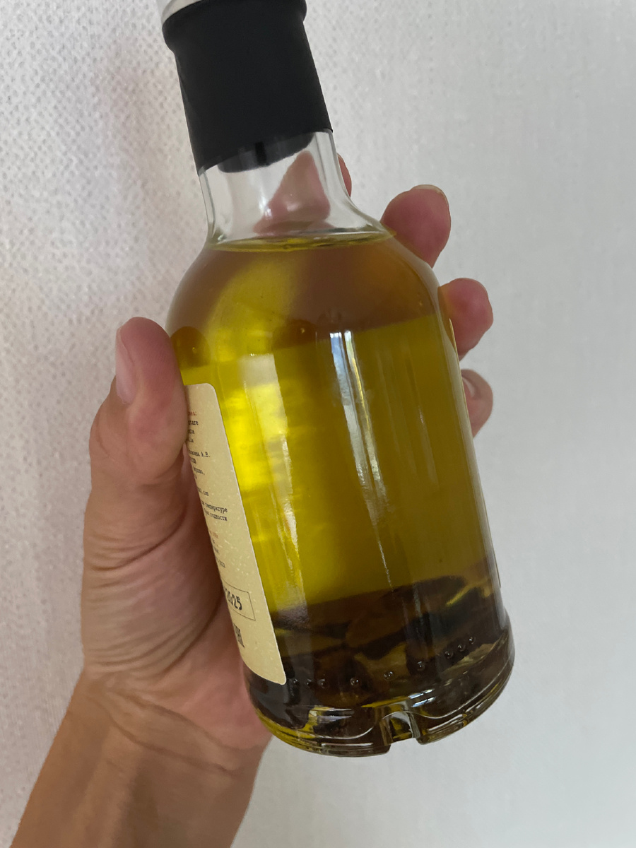 Летом всегда беру оливковое масло с трюфелем, оно имеет интересный аромат и вкус. За счет этих маленьких пластинок трюфеля на дне))