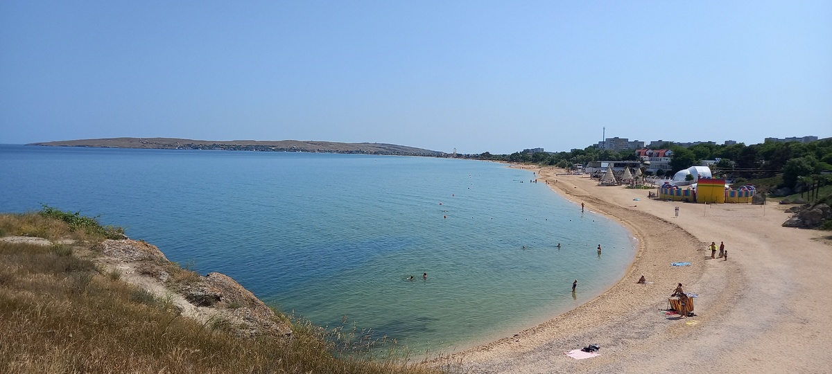 Песчаный отлогий пляж в Щелкино