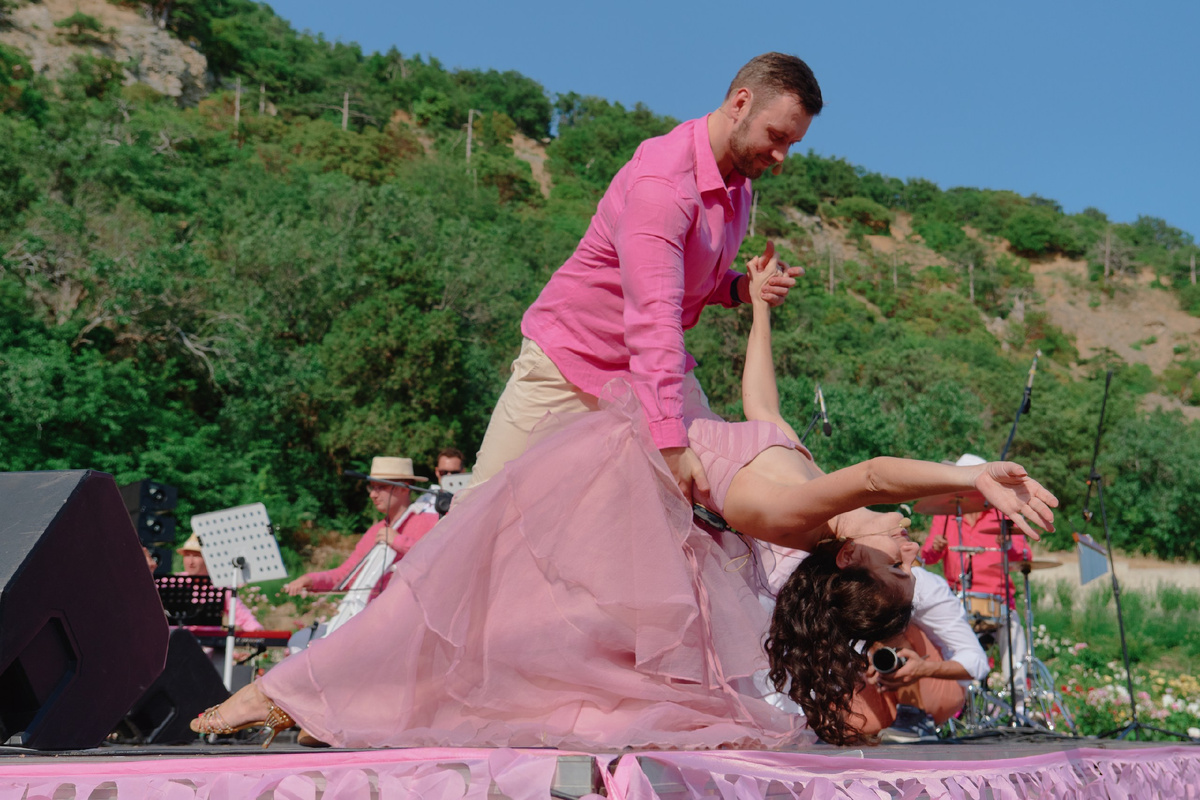 Музыкальный фестиваль "Природа и Искусство" в розарии сада.