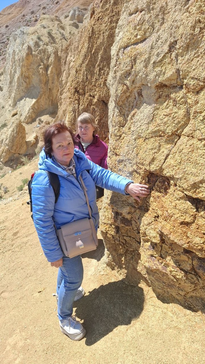 туристы на марсианских горах на Алтае