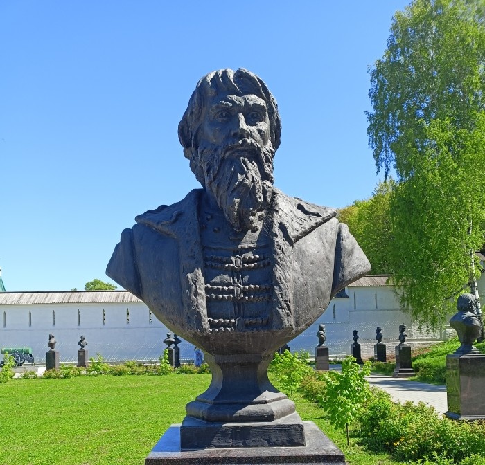 В аллее Рюриковичей нижегородского Печерского монастыря Василий Тёмный смотрит внимательно обоими глазами.