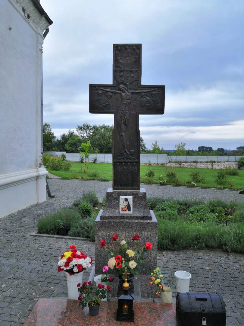 Рыльский Свято-Николаевский мужской монастырь, могила арх.Ипполита. фото из интернета.