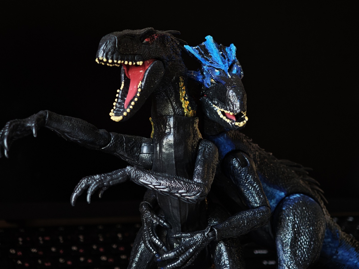 Индорапторы Mattel. Слева – оригинальный, справа – ООАК