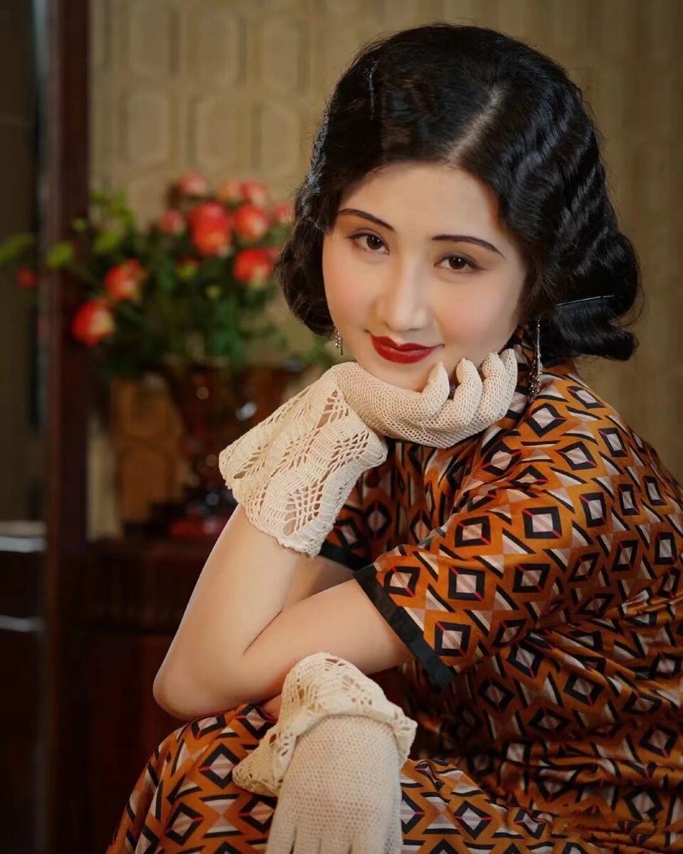 Ян Чжэньчжэнь: Видеоблогер на Bilibili и Weibo,   популяризирует культуру моды Китая, эксперт по коллекционированию антикварной одежды. https://www.cls.cn/detail/775071 