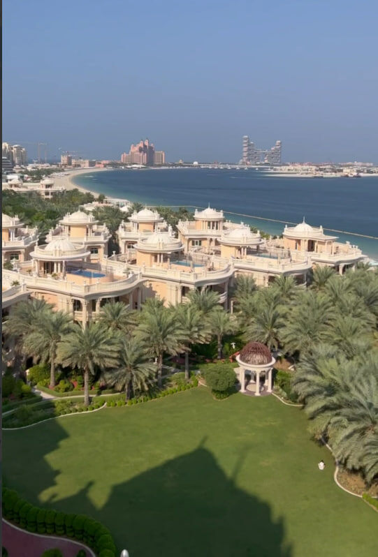 Вид на территорию отеля Raffles в Дубае. Сейчас можно успеть поймать выгодные цены на осень. Обращайтесь!)