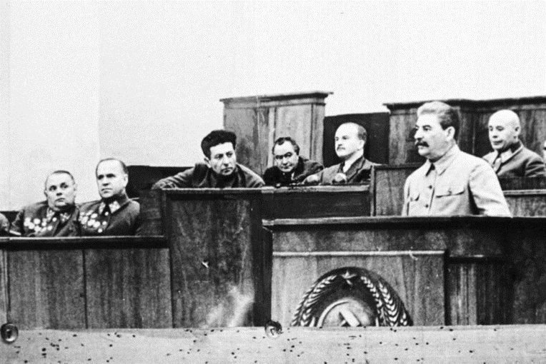 5 мая 1941 года. Сталин выступает в Большом Кремлевском на торжественном собрании, посвященном выпуску командиров, окончивших военные академии. Уже тогда было ясно, что Германия готовится напасть. Но дата была открытой