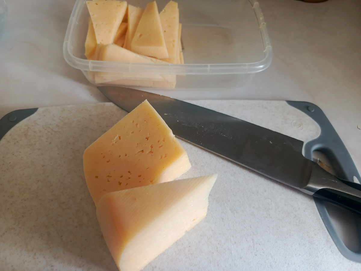 Сыр нарезала треугольниками, а как режет вы?