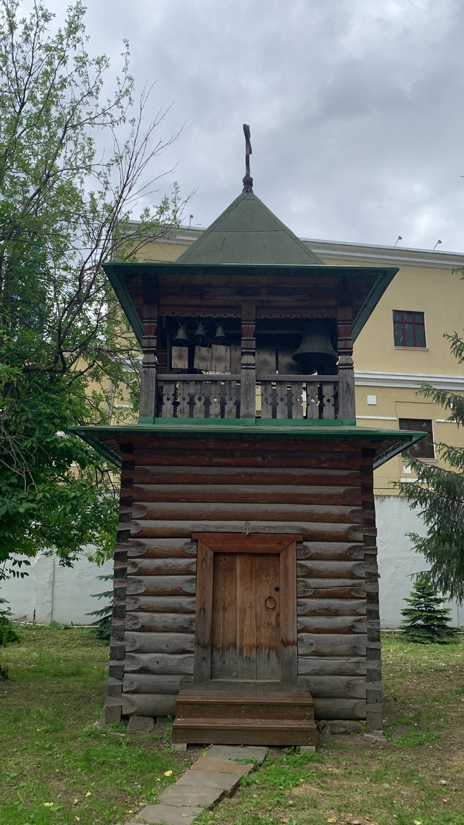 На месте Колокольни стоит временная звонница
