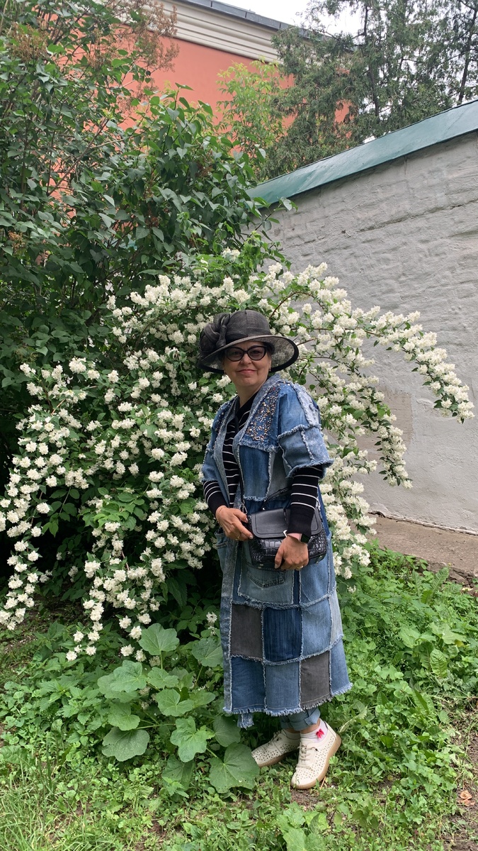 Это я, у цветущего жасмина