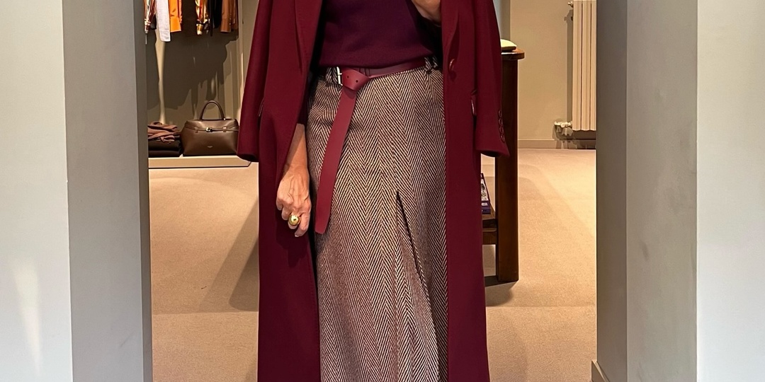 Женщины в юбках – это элегантность, уверенность и стиль, проверенные временем. 10 зимних образов с юбками для дам 45-60 лет