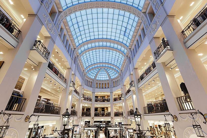 Эх, нет в сети фотографий ДЛТ того "барбишного" периода... Но здание вечно прекрасно... 