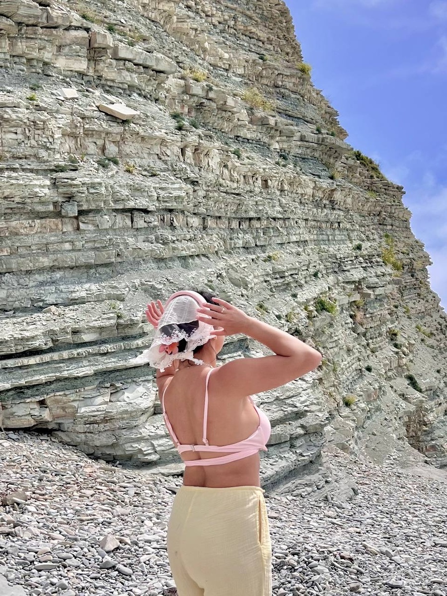 В Балтике я боялась песка, а здесь камни — натуральные массажёры для всего.