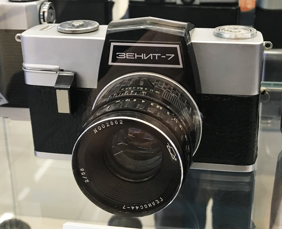 Soviet 35 mm SLR 'Zenit-7' at the Camera Museum in Krasnogorsk. Источник https://ru.wikipedia.org/wiki/