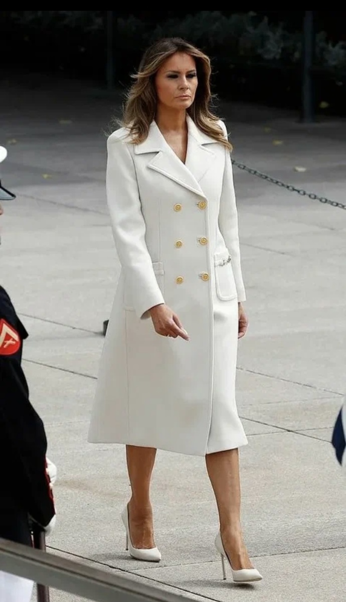 Мелания Трамп в пальто