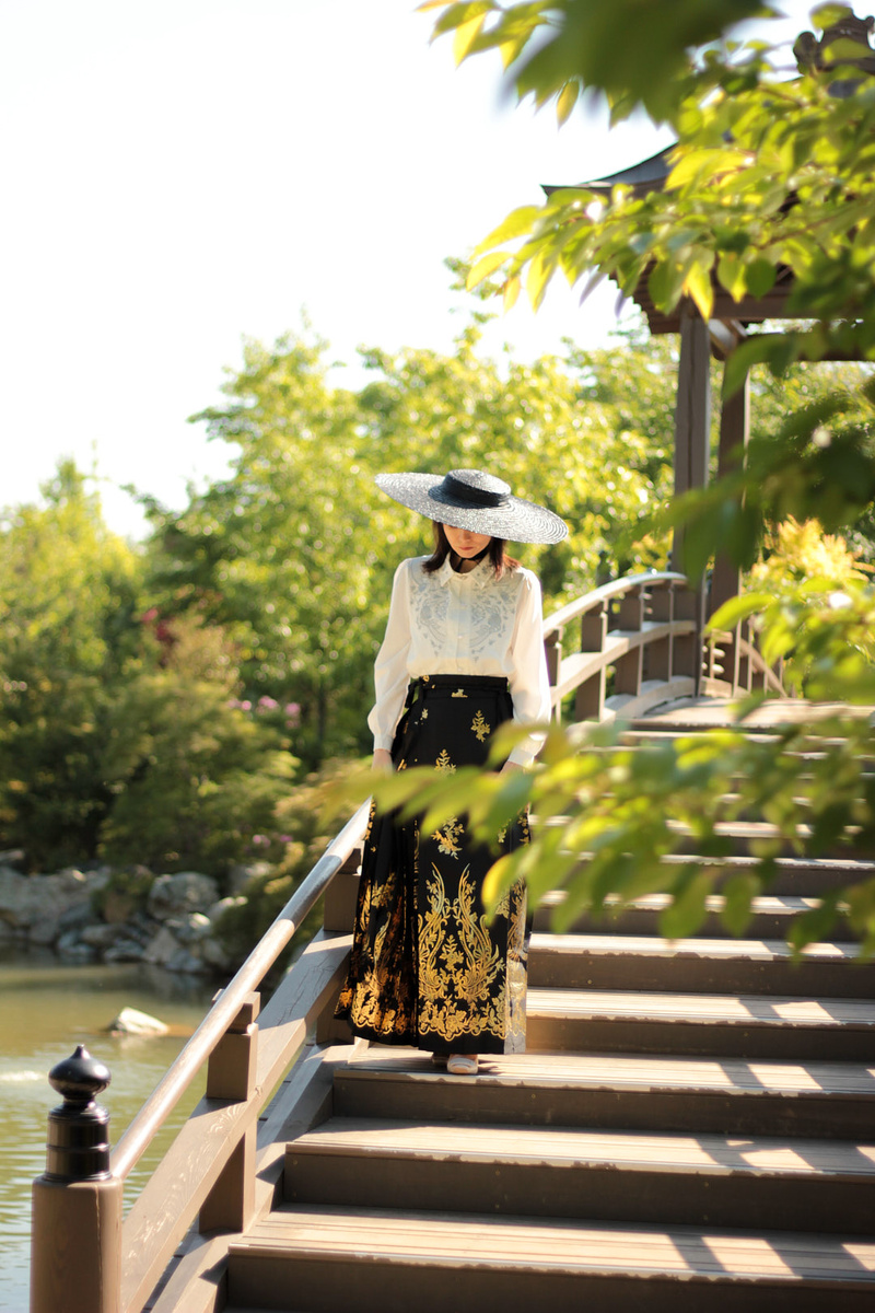 Шёлковая блуза с вышивкой и традиционная юбка Mamianqun