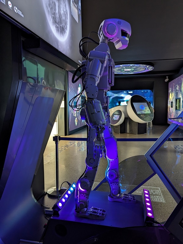 Федор в павильоне Космос на ВДНХ. Фото моё, 2024