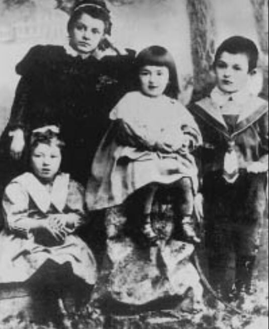 Фанни (слева) с гувернанткой, сестрой и братом. 