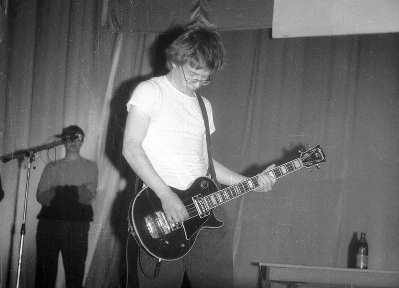 Аркадий Кузнецов, бас-гитарист ИНСТРУКЦИИ ПО ВЫЖИВАНИЮ на фестивале «Индюки-91». Фотограф Олег Панарьин