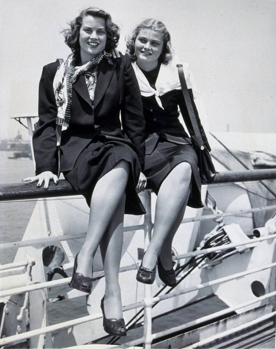 Грейс Келли (слева) со своей младшей сестрой Лизанн (справа)