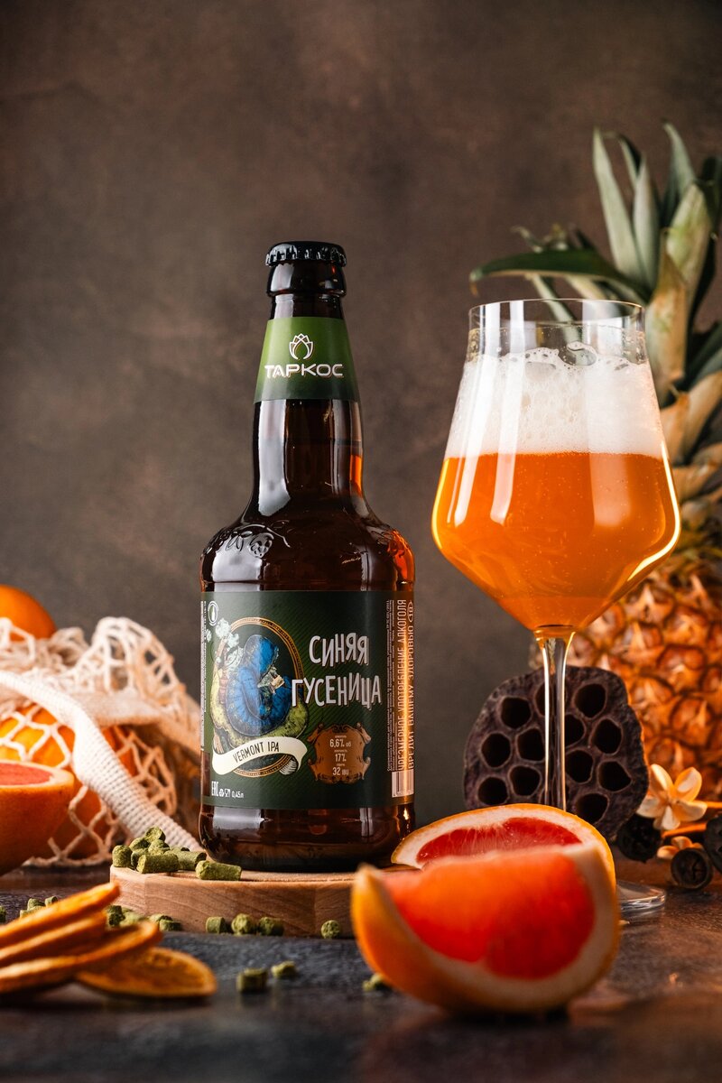 «Синяя Гусеница» — это New England IPA или Vermont IPA — сочное тропическое пиво с лёгкими сливочными нотами и мягкой чистой хмелевой горечью. 

Интенсивный вкусовой профиль сорта рождает ассоциации со спелыми тропическими фруктами — манго, маракуйя, гуава, ананас, папайя. При этом, уверяем вас, во время создания этого сорта ни один тропический фрукт не пострадал ☺

В аромате и вкусе доминируют хмели, а солодовый профиль сравнительно нейтрален. 

Это внесезонный сорт, который одинаково хорошо пьется как в жаркие дни, так и в холодное время года.