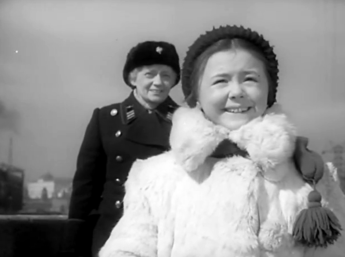 Наталья Селезнева (Сашенька) и Валентина Сперантова (бабушка Сима). Кадр из кинофильма "Алеша Птицын вырабатывает характер", 1953 г., режиссер Анатолий Граник, сценарист Агния Барто, композитор Олег Каравайчук (скриншот) 