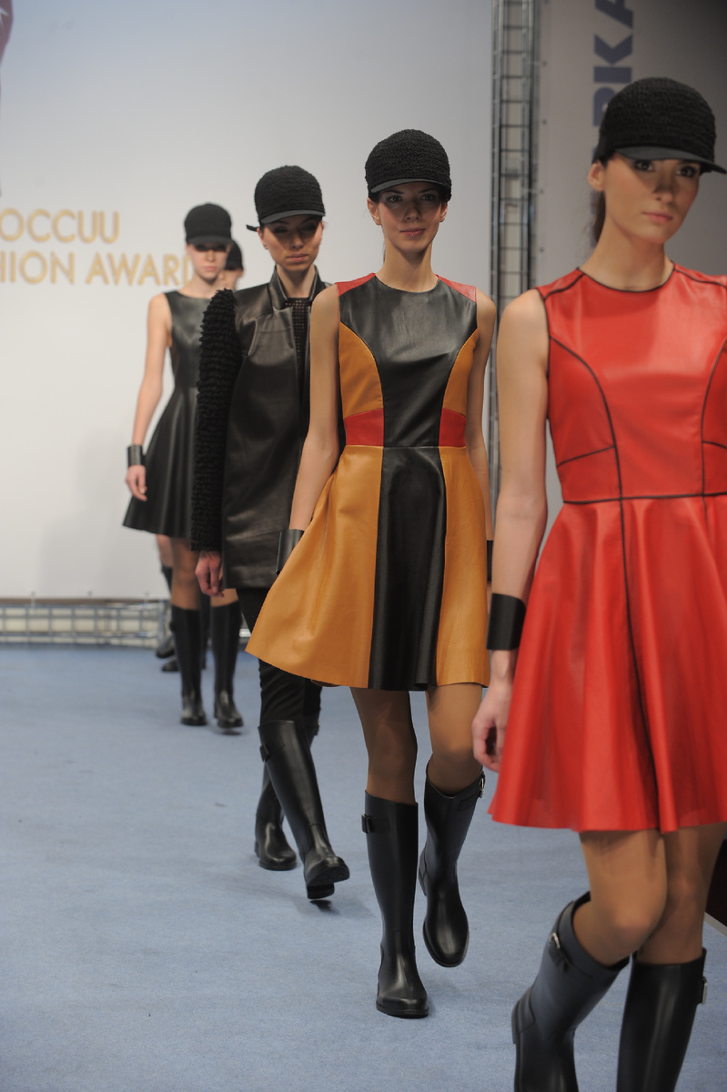 Где-то еще красное пальто затерялось, со вставками из кожи 