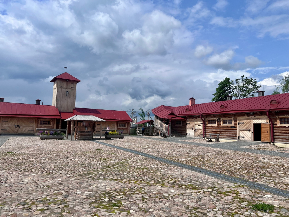 Внутренний двор станции