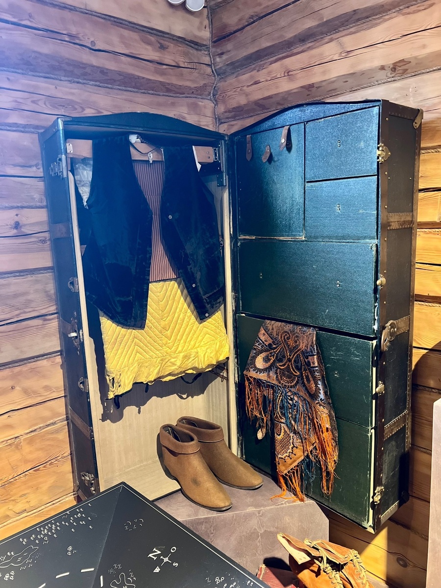 Вот так выглядел дорожный чемодан (сундук) того времени