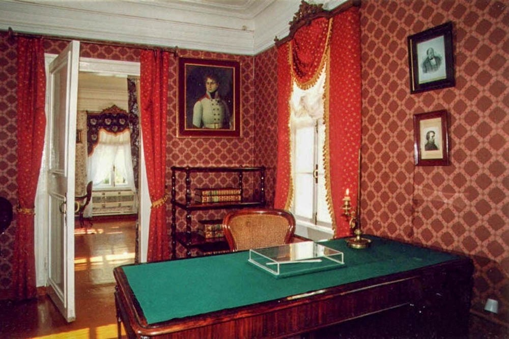 Кабинет Тургенева в усадьбе Спасское-Лутовиново. Рядом с дверью - портрет отца писателя