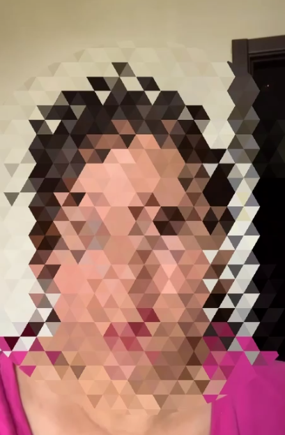 Юлия Лапшина скрывает лицо. Скриншот ТГ-канала «Многонационал».