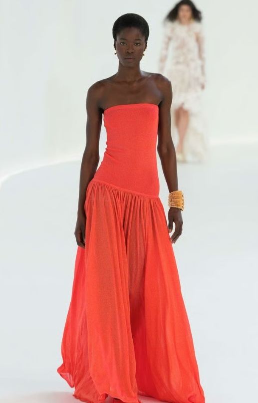 Здорово, что любой человек, который подружился со швейной машинкой и оверлоком, может позволить себе сшить изделие с подиума, не потратив при этом много денег.